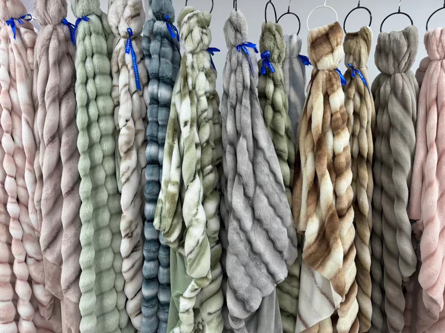 Low MOQ Faux Fur Blankets: The Ultimate Sourcing Guide for Small Wholesalers